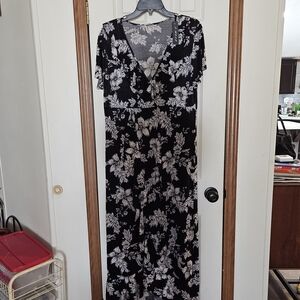 NWT C'Mode Floral Black and White Maxi Dress Size LARGE
